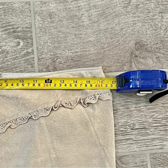 Anthropologie June Women’s Suede Mini Skirt Ruffle Trim Size 6 Cream - Picture 8 of 10